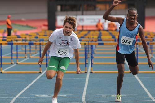 Ygor (azul) na final dos 80m com barreiras / Foto: Fernanda Paradizo/ZDL