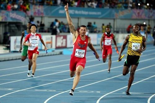 Ryan Bailey cruza a linha de chegada na frente de Usain Bolt / Foto: Getty Images / Streeter Lecka