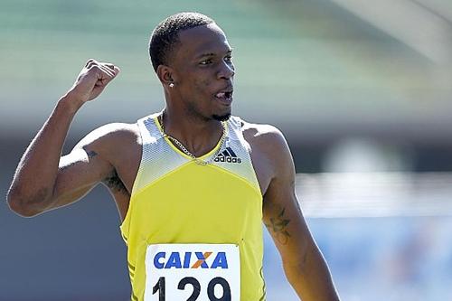 Shane Brathwaite vence como novo recorde do campeonato os 110 m com barreiras / Foto: Marcelo Ferrelli / CBAt