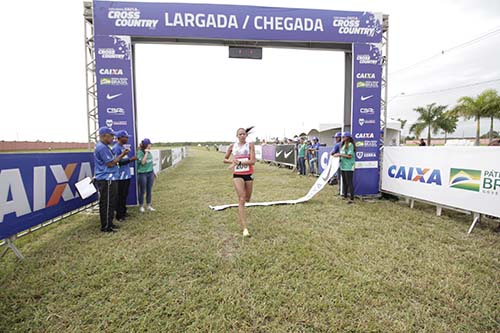 Tatiane vence  / Foto: Leonardo Duarte/CBAt