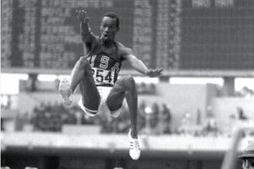 Bob Beamon em sua exibição de gala na Cidade do México / Foto: Tony Duffy / Getty Images