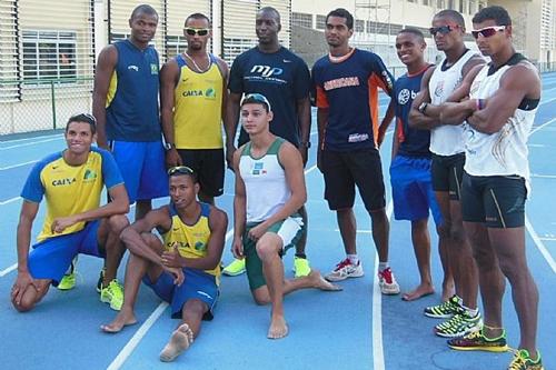 Michael Johnson e atletas brasileiros do 4x400 m em camping na pista da Urca, no Rio de Janeiro / Foto: Leonardo Ribas / CBAt