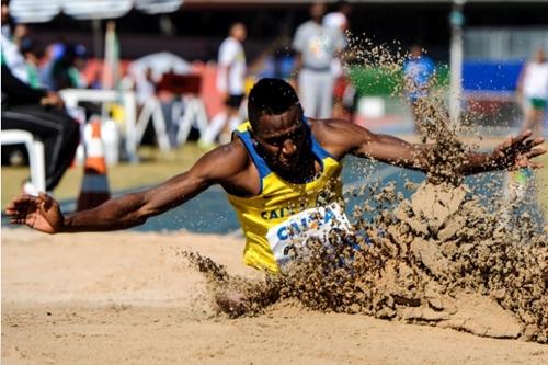 Campeão no salto em distância em Istambul 2012, brasileiro já treina forte para a competição do ano que vem, em Sopot / Foto: Agência Luz/BM&FBOVESPA