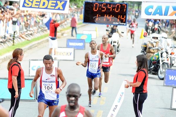 Damião Ancelmo de Souza tem um objetivo para 13ª Volta Internacional da Pampulha: superar os africanos nos metros finais dos 17,8 quilômetros em Belo Horizonte / Foto: Sérgio Shibuya / ZDL