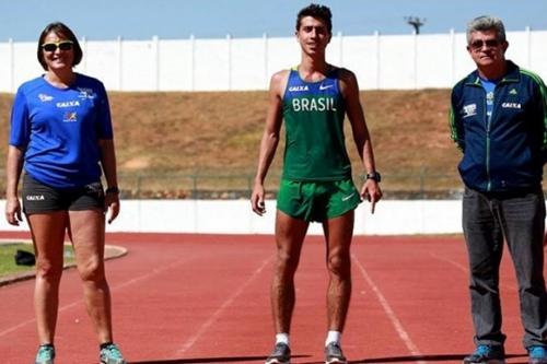 Caio Sena conta com sua mãe, Gianetti Sena, e seu pai, João Sena, nos treinamentos / Foto: Rodrigo de Oliveira