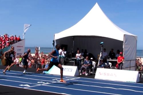 Bolt ultrapassa a linha de chegada em primeiro lugar em Copacabana / Foto: Humberto Deveza / EA