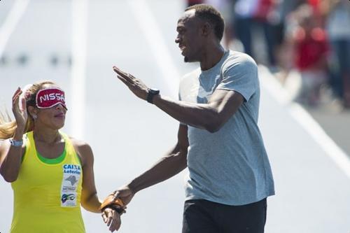 Usain Bolt serviu de guia para Terezinha Guilhermina no Jockey Club Brasileiro / Foto: Rio 2016 / Alex Ferro