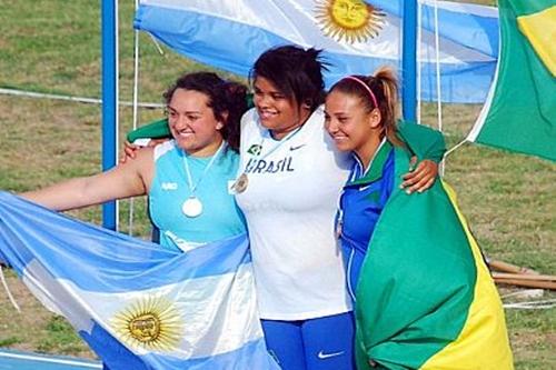 Izabela no pódio do disco / Foto: Confederação Argentina de Atletismo