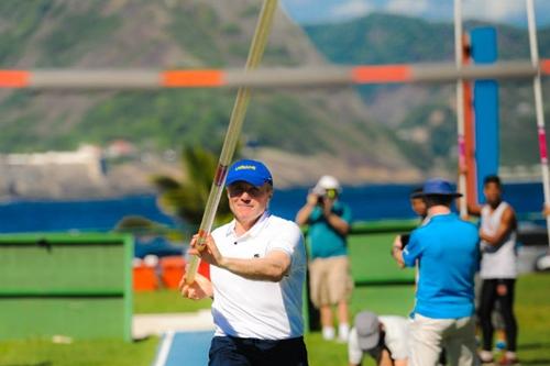 Campão olímpico e até hoje recordista mundial do salto com vara, Sergey Bubka ensina um pouco de sua técnica aos brasileiros: professor incomparável / Foto: Alex Ferro / Rio 2016