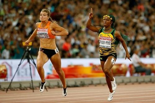 Com coroa de girassóis na cabeça, Shelly-Ann correu para a vitória em Pequim / Foto: Getty Images