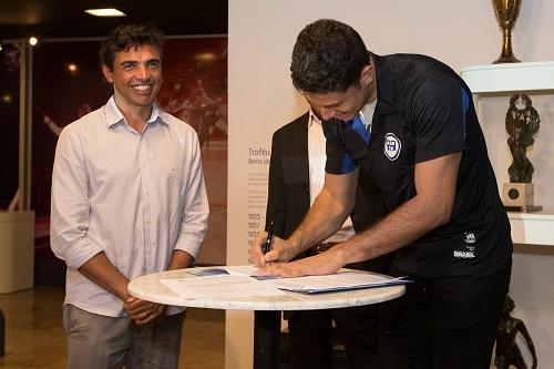 Medalhista de ouro na prova do salto com vara, na Rio 2016, Thiago Braz assina contrato com Pinheiros para o próximo ciclo olímpico / Foto: Ricardo Bufolin/ECP