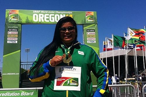 Izabela, com a medalha / Foto: Fernando dos Reis / CBAt