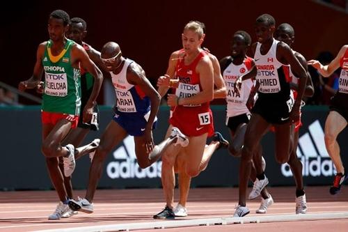 Momento em que Mo quase cai durante a prova / Foto: Christian Petersen / Getty Images