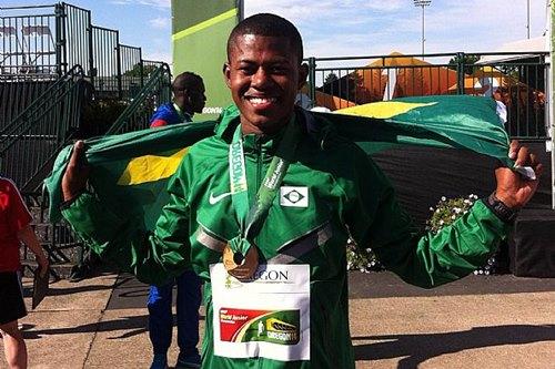 Mateus com a medalha de bronze / Foto: Warlindo Carneiro Neto / CBAt