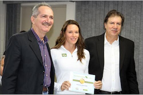 Ministro Aldo Rebelo e Fabiana Murer, uma das contempladas com o bolsa pódio / Foto: Glauber Queiroz