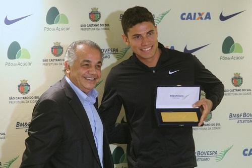 Evento homenageou os finalistas olímpicos do Clube, anunciou a permanência de Fabiana Murer e Marílson Gomes dos Santos e premiou o campeão olímpico Thiago Braz, ex-atleta da equipe, com 1kg de ouro / Foto: Rafael von Zuben/BM&FBOVESPA