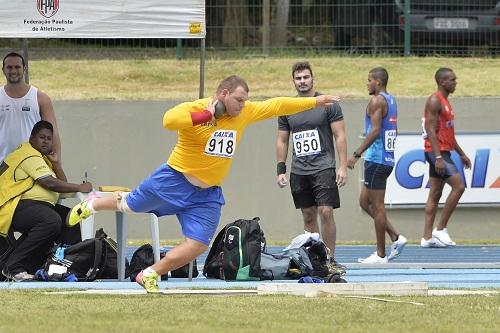 Arremessador da B3 Atletismo já superou o índice para a competição de agosto em duas oportunidades e, nesta quarta-feira, disputa mais uma prova preparatória, em Guadalupe, no Caribe / Foto: Osvaldo F./Contrapé/B3 Atletismo