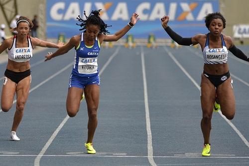 Velocista de 21 anos, que já tinha a marca mínima nos 200 m, fez seu recorde pessoal na prova mais rápida do atletismo; Mariana Marcelino bateu o recorde brasileiro do martelo pela terceira vez e, no salto com vara feminino, a B3 Atletismo conquistou dois ouros / Foto: Osvaldo F./B3 Atletismo