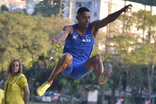 Integrantes da B3 Atletismo conquistaram ouro no lançamento do martelo e no salto em distância, respectivamente, no Sul-Americano de Assunção neste sábado (24/6/2017) / Foto: Osvaldo F./Contrapé