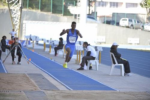 Apelido do saltador vem da semelhança com o velocista americano pela altura; integrante da B3 Atletismo garantiu o título nacional no distância e no triplo, em Porto Alegre (RS), e já trabalha para ir ao Mundial Indoor em 2018 / Foto: Osvaldo F./Contrapé