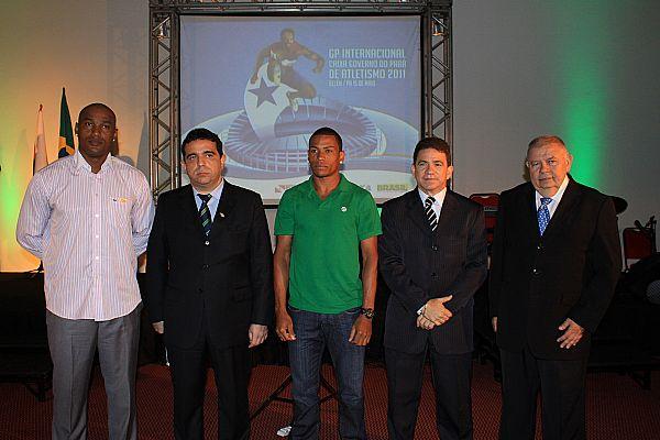 Da esquerda: Claudinei Quirino, Marcos Eiró, Secretário da SEEL, Kleberson Davide, João Hugo de Miranda, Superintendente regional da Caixa, e Roberto Gesta, Presidente da CBAt / Foto: Ray Nonanato