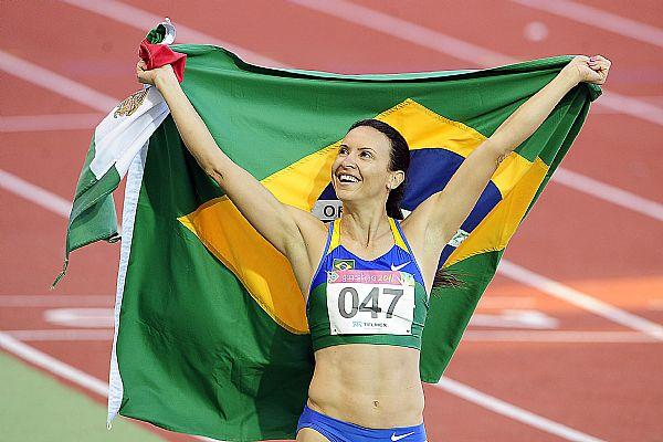 Maurren Maggi comemora o tricampeonato nos Jogos Pan-Americanos, em Guadalajara  / Foto: Wagner Carmo/CBAt