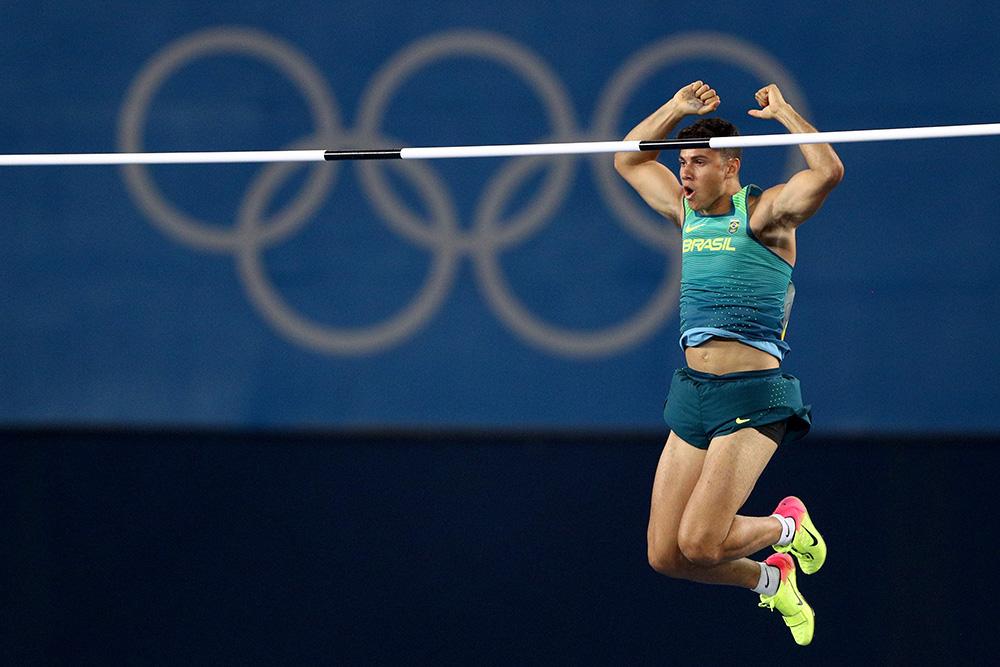 Thiago Braz no salto que valeu a medalha de ouro / Foto: Paul Gilham/Getty Images