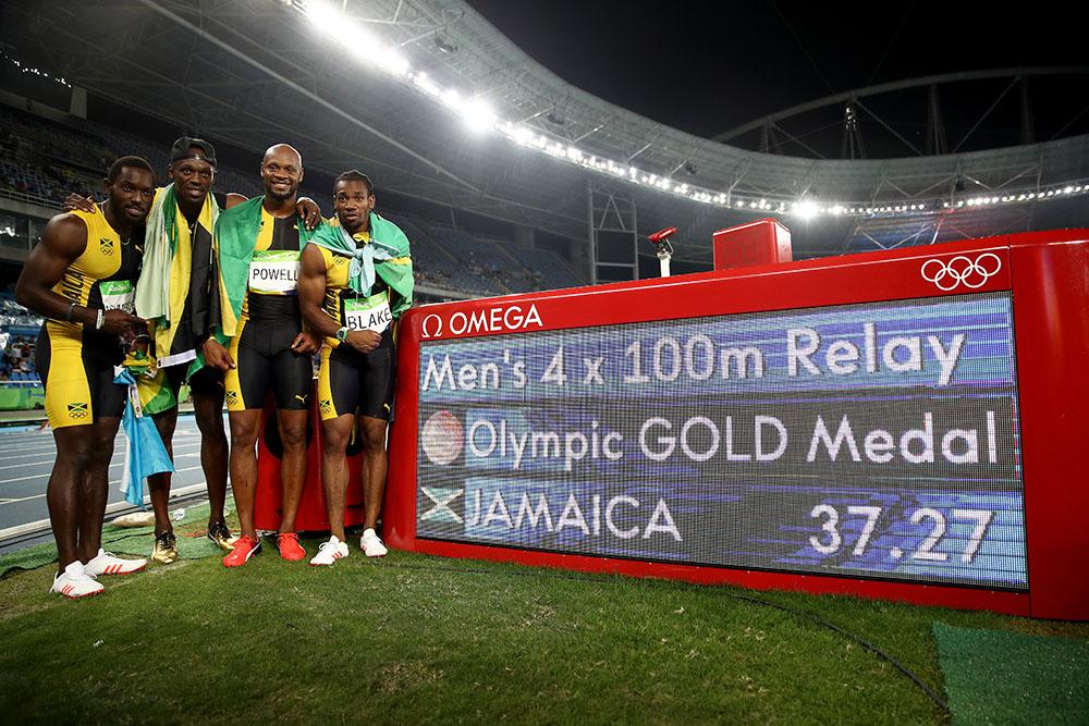 Como não poderia deixar de ser, Bolt foi protagonista no triunfo jamaicano. O astro recebeu o bastão das mãos de Nickel Ashemeade, terceiro a correr, após Asafa Powell e Yohan Blake, com a prova totalmente indefinida e deu uma arrancada fulminante, abrindo vantagem e fechando com o tempo de 37s27 / Foto: Cameron Spencer/Getty Images