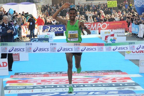 Os nove mil corredores que disputaram a 28º edição da Maratona de Florença, enfrentaram condições perfeitas para a disputa da corrida apesar dos 6 °C / Foto: Divulgação/IAAF