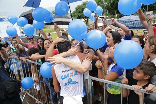 Caio Bonfim comemora com a torcida / Foto: Dimmy Falcão/CBAt