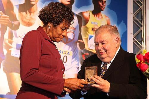 Aída dos Santos recebe medalha de Roberto Gesta de Melo/ Foto: Marcelo Ferrelli/CBAt