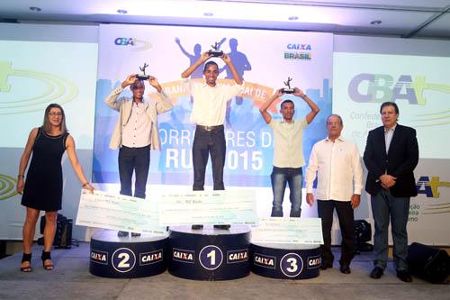 Os melhores do masculino, com Warlindo e José Antonio / Foto: Fernanda Paradizo/CBAt