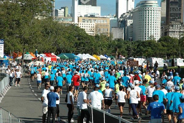 A manhã ensolarada deste domingo foi o toque final no cenário da Corrida das Academias Caixa, que levou três mil pessoas ao Aterro do Flamengo / Foto: Claudio Toros