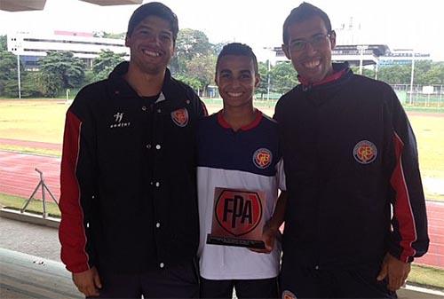 Vinícius entre os técnicos Eduardo e Rogério  / Foto: Divulgação