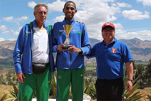 Wellington Bezerra no centro / Foto: Federação Desportiva Peruana de Atletismo