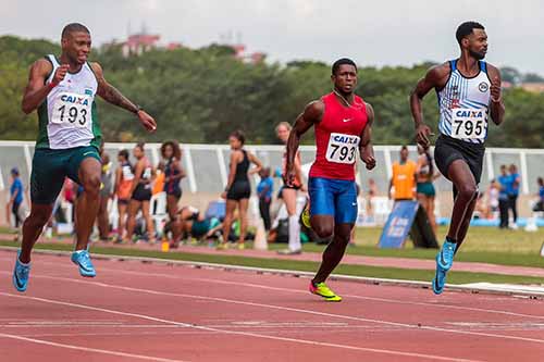 Rodrigo (E) vence os 100 m no Desafio CBAt x CPB  / Foto: Alê Cabral/CPB