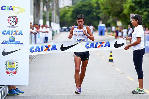 Caio cruza a linha de chegada em Bragança   / Foto: Wagner Carmo/CBAt