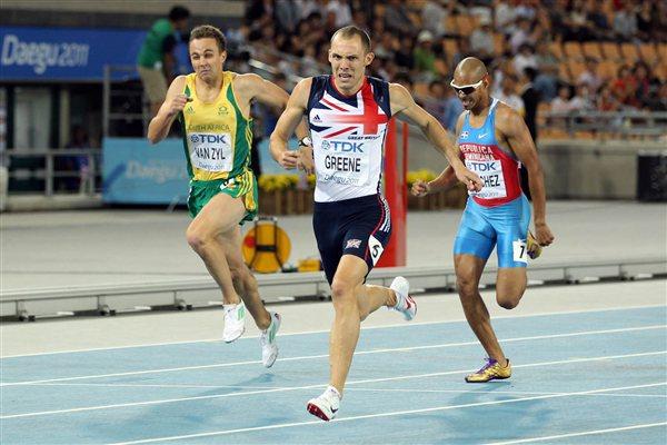 David Greene, da Grã-Bretanha celebra, após cruzar a linha de chegada ganhando o ouro antes de L.J. van Zyl (esquerda) da África do Sul e Felix Sanchez da República Dominicana na final masculina dos 400m com barreiras / Foto: Getty Images/Iaaf 