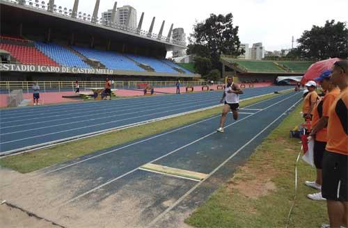 Atleta realiza salto em distância / Foto: Gabriel Max/ZDL