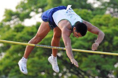 O paulista de Campinas Fábio Gomes da Silva começou muito bem 2011. Primeiro, na temporada européia, bateu seu recorde sul-americano em pista coberta, na Áustria. Depois, em São Caetano, alcançou pela primeira vez 5,80 m ao ar livre, recorde continental absoluto / Foto: Agência Luz/ BM&FBOVESPA