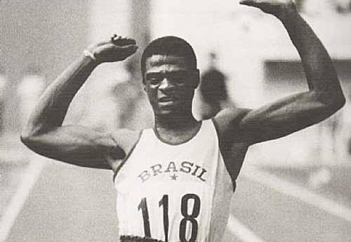 João Carlos de Oliveira entrou para a história ao quebrar o recorde mundial do salto triplo / Foto: Arquivo/CBAt