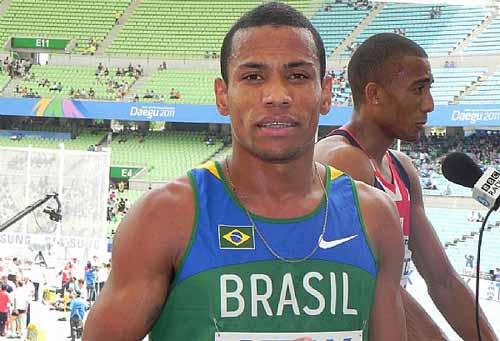 Kléberson Davide no Daegu Stadium, depois de vencer sua série na fase preliminar dos 800 m / Foto: Miguel Câmara/CBAt