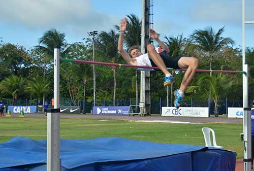 Renan salta  / Foto: Dudu Ruiz/CBAt