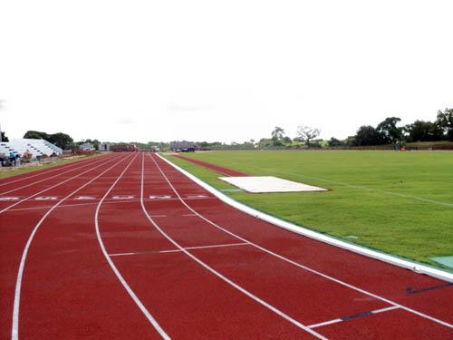 Depois de São Paulo ganhar duas arenas de primeiro mundo - o reformado Ginásio do Ibirapuera e o Estádio Ícaro de Castro Melo com uma pista de atletismo Classe 1 - é a vez da cidade de Simões Filho ganhar a sua pista de atletismo / Foto: Divulgação