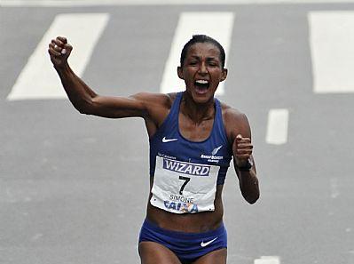 Simone Alves da Silva teve o melhor ano de sua carreira em 2010, quando conseguiu o vice-campeonato da Corrida de São Silvestre e a medalha de prata nos 5.000 m do Campeonato Ibero-Americano de San Fernando /  Foto: Agêndia Luz/BM&FBovespa