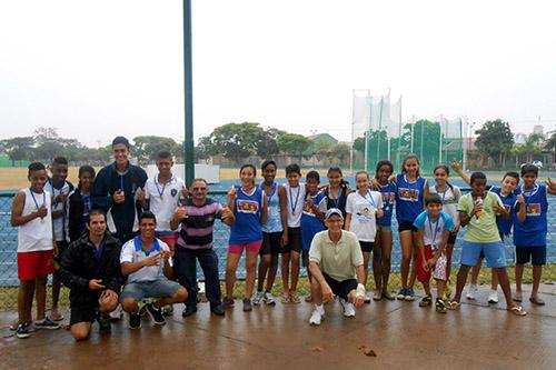 Abel Rahal (ao centro, de boné), com alunos do CAS / Foto: Divulgação