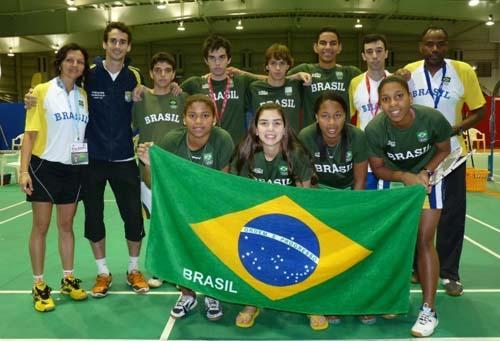 Os brasileiros Victor Moretti, Gustavo Pupo, Leonardo Alkimin e Lucas Alves. Na parte de baixo,  Lohaynny Vicente, Ana Paula Campos, Miriã Silva e Luana Ta fizeram história na Jamaica / Foto: Divulgação