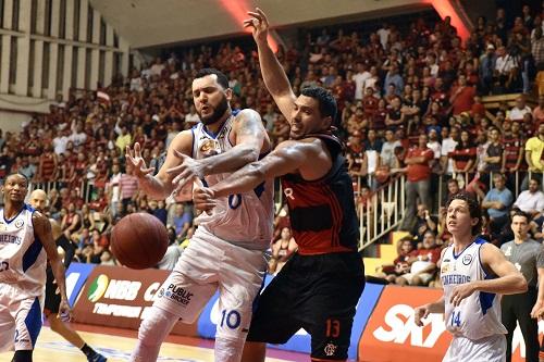 Em jogo disputadíssimo, Pinheiros vira o placar e quebra hegemonia do time carioca jogando na casa dos adversários / Foto: João Pires/LNB