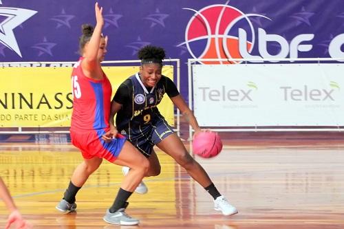 Jaqueline fez 25 e voltou a ser a cestinha isolada do campeonato / Foto: Jorge Bevilacqua- Santo André/Apaba