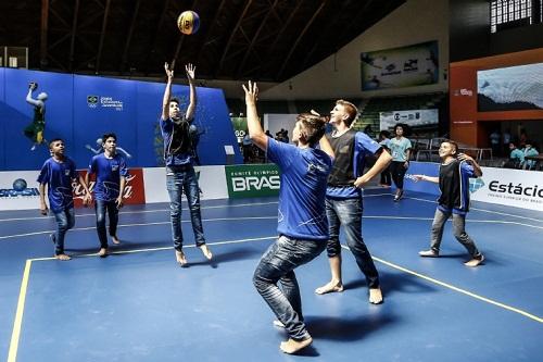 Especialistas apresentam o esporte para os jovens atletas, que se emocionam e se divertem com a clínica esportiva / Foto: Wander Roberto/Exemplus/COB